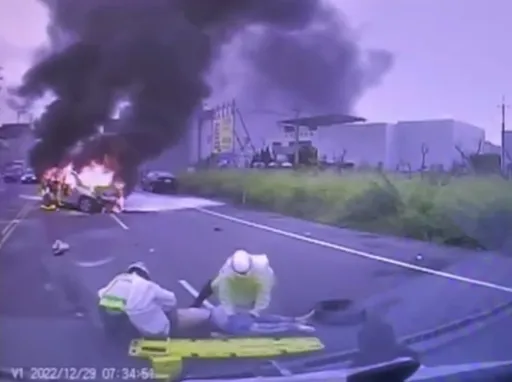 頭份1天2起火燒車！4車連環撞1車起火　2傷1昏迷