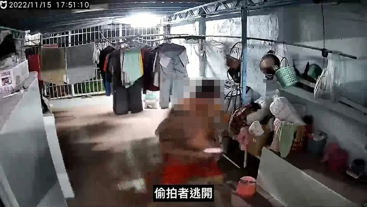 陳嫌被發現後，簡短對話後即離開現場。翻攝記者爆料網