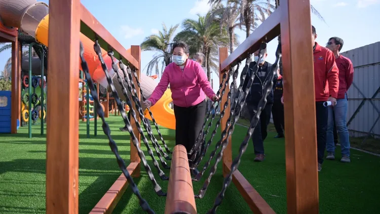 徐榛蔚巡視共融公園遊憩設施，要確認周邊環境安全無虞。花蓮縣政府提供