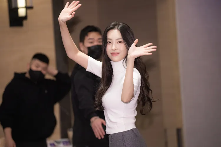 宣美看起來很在意快閃90秒，離去前頻頻向鏡頭揮手致意。COME ON JKSSP提供