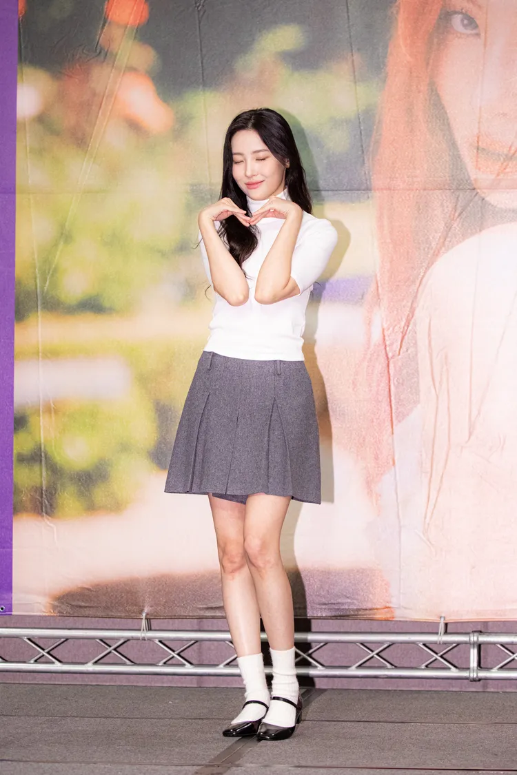 宣美比出各種愛心姿勢。COME ON JKSSP提供