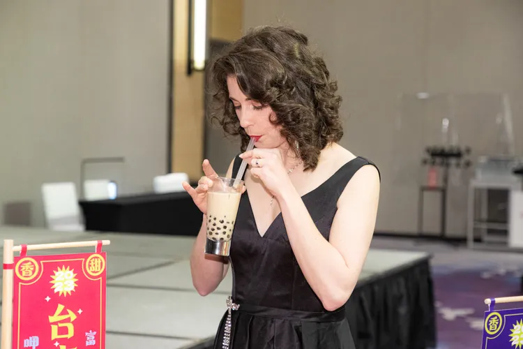 Mary Jess品嘗珍珠奶茶。COME ON JKSSP提供