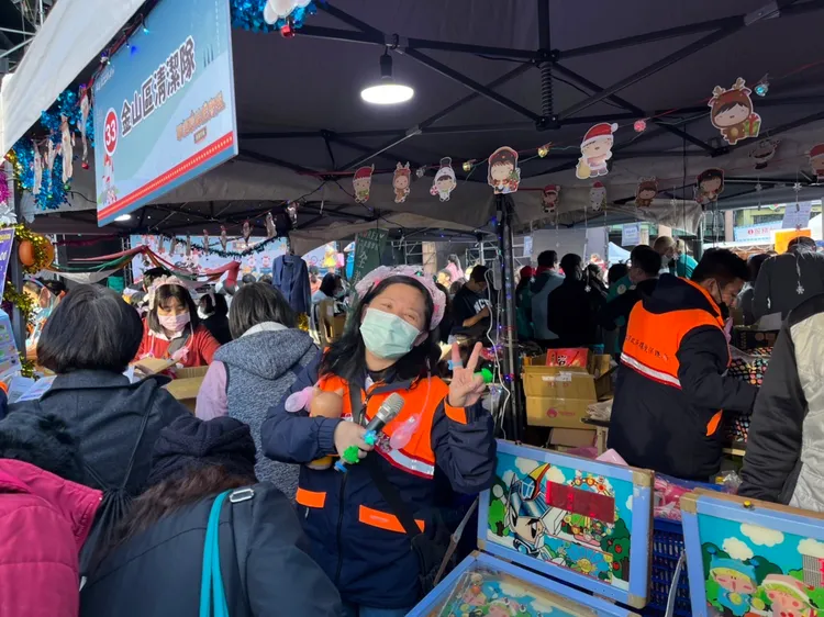 新北各區清潔隊義賣民眾熱情捐贈的二手好物。新北市府提供