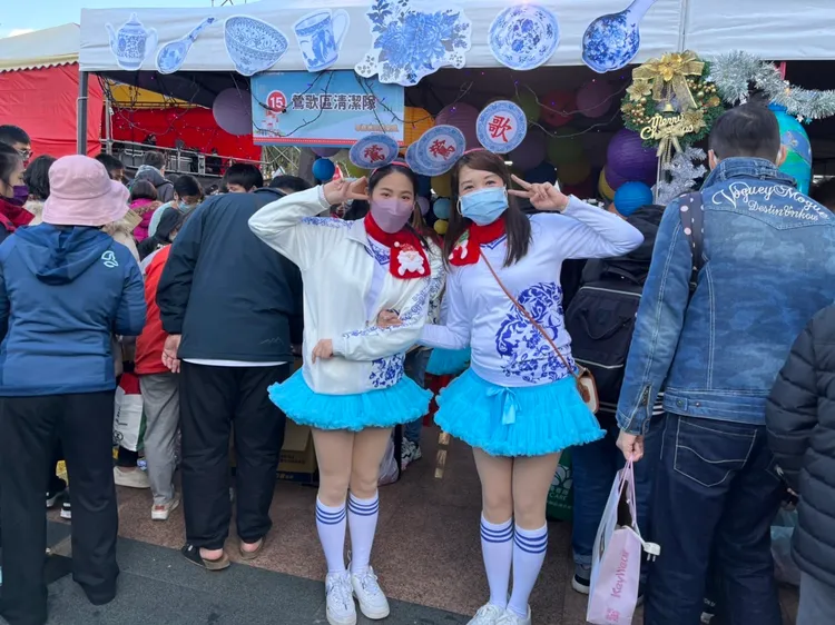 各區清潔隊造型打扮及攤位布置皆富有巧思，讓民眾在溫馨愉快耶誕氛圍中挑選二手好物。新北市府提供