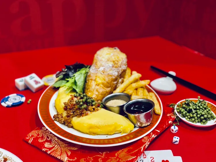 貳樓翻玩彭園經典料理藤椒炸蛋，跟西式歐姆蕾結合製成古傳藤椒芝心歐姆蕾。曾仲葳攝