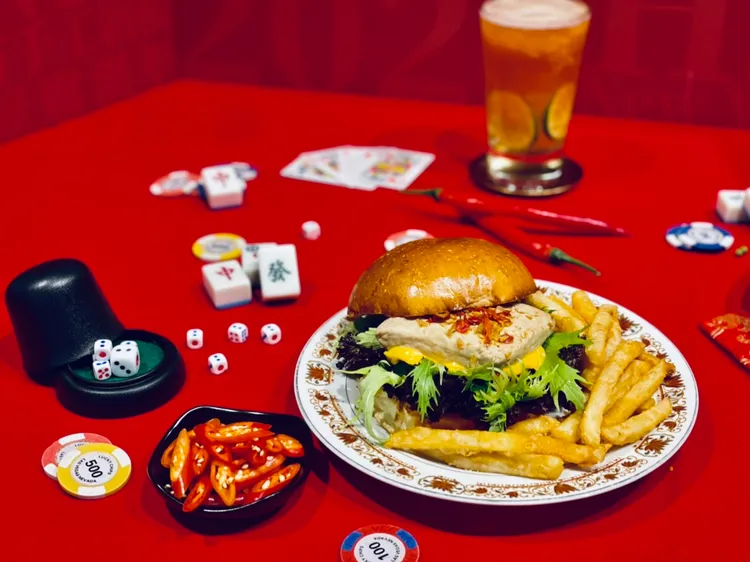 東方手工剁椒臭豆腐漢堡，在貳樓招牌的發光漢堡中夾入彭園名菜剁椒臭豆腐。曾仲葳攝