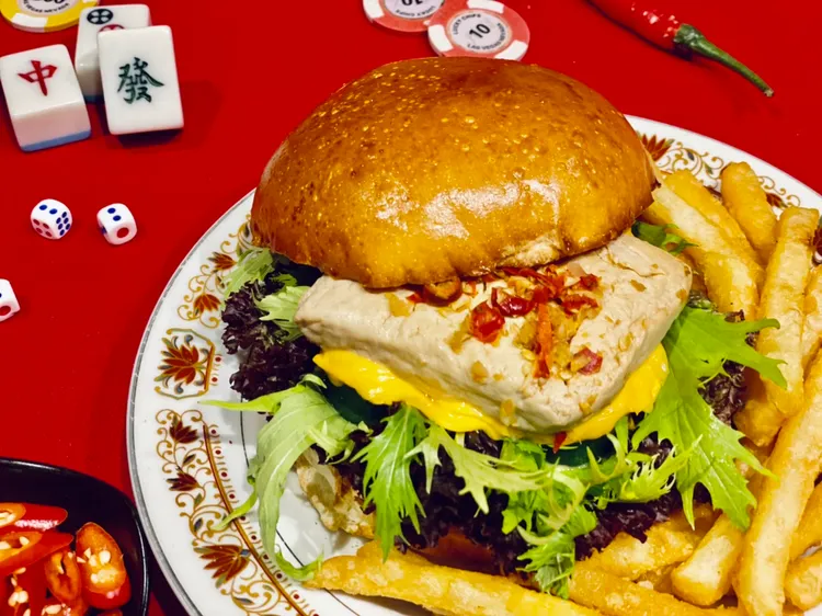 東方手工剁椒臭豆腐漢堡，飄散臭豆腐的特殊香氣，吃進嘴裡卻超乎想像的juicy與溫潤。曾仲葳攝