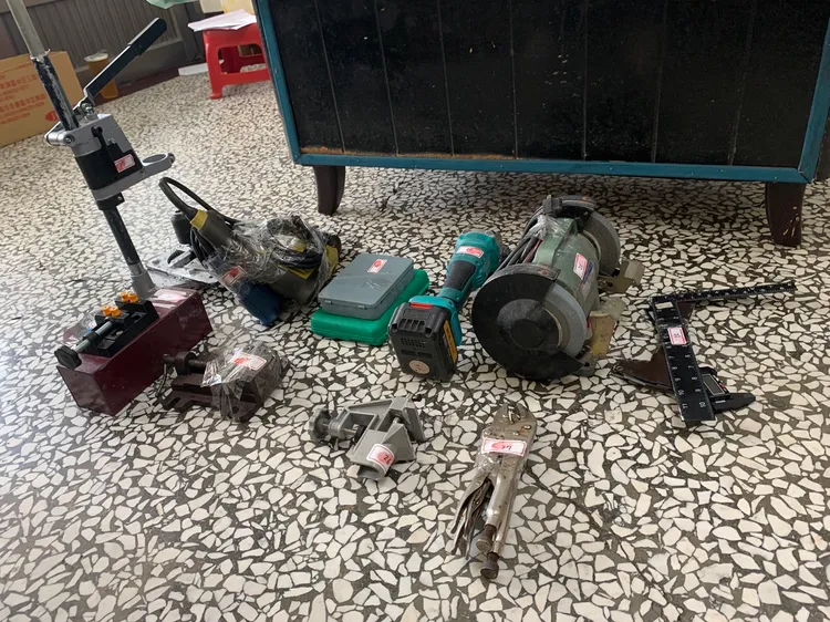 警方查獲黃男用來改造手槍的電鑽、砂輪機、檯鉗、固定鉗。讀者提供