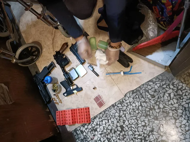 警方在黃男的非法槍械改造工廠搜出手槍、底火等物品。讀者提供