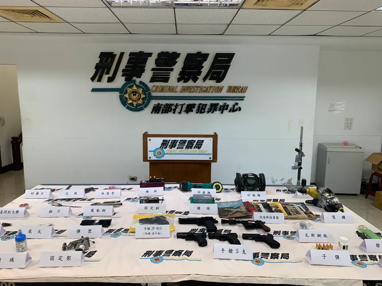 警方查獲的改造手槍、改槍工具擺滿桌面。讀者提供
