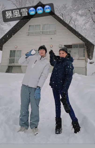 小禎（右）與胡釋安困在朝日自然觀雪樂園（Asahi自然觀）。翻攝小禎臉書