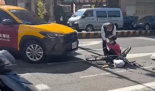 A柱擋視線！小黃迴轉撞倒8旬單車嬤　葡萄撒滿地幸無大礙