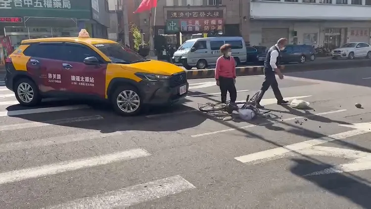 老婦人指摘司機未看路，讓司機頻頻道歉。周庭慶攝