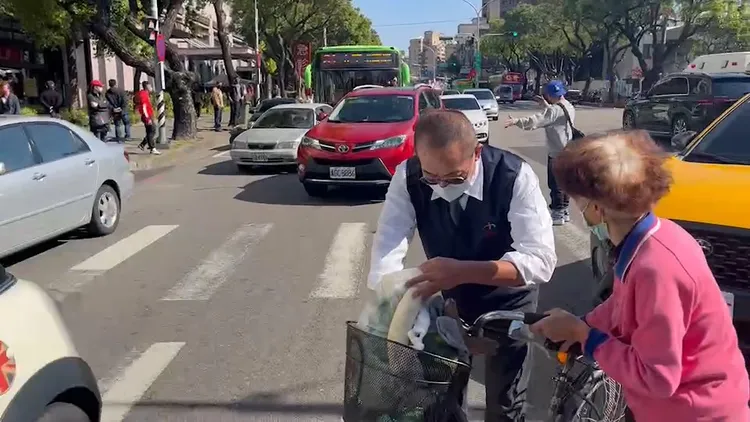 司機見婦人沒有大礙，也趕緊幫忙收拾地上的蔬果。周庭慶攝