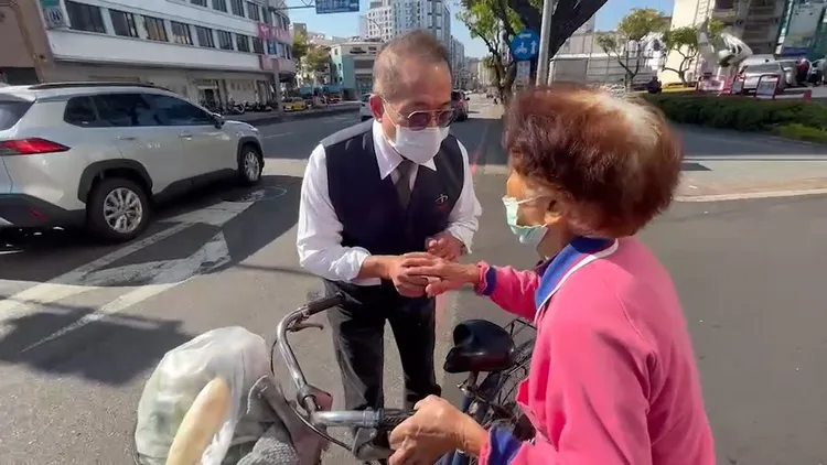 由於雙方都未報警，司機為了表達歉意，塞現金給婦人壓壓驚。周庭慶攝