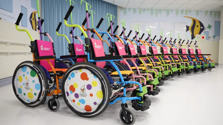 「兒童專屬彩色輪椅」化身為住院孩童的大玩具，成為寶貝們最溫暖的陪伴。新竹馬偕醫院提供