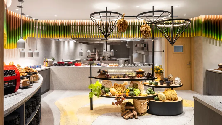 ton'u kitchen粟餐廳的開放式廚房餐台，能看見西班牙國寶級Josper烤爐，也能親臨主廚現場直火炭烤的美味。阿里山英迪格提供