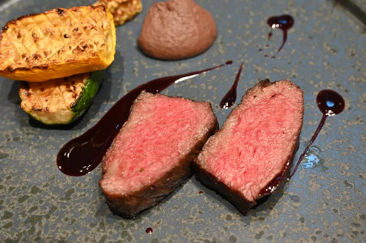 無盡藏晚間套餐：森林就地取材-美國SRF極黑牛小排。阿里山英迪格提供
