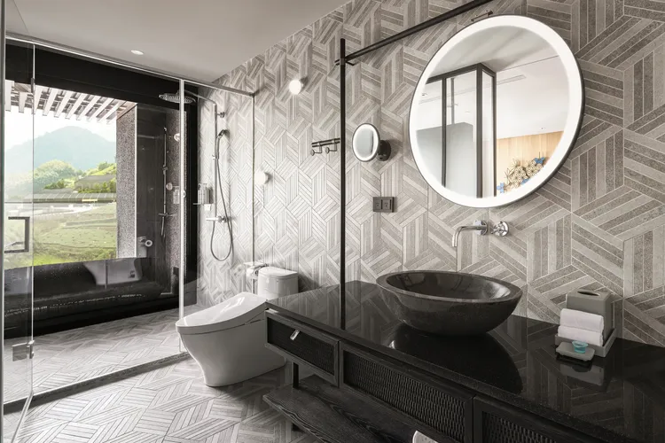 精品房每間皆為乾溼分離設計，並配備有TOTO免治馬桶、hansgrohe衛浴五金與Karl Lagerfeld沐浴備品。阿里山英迪格提供