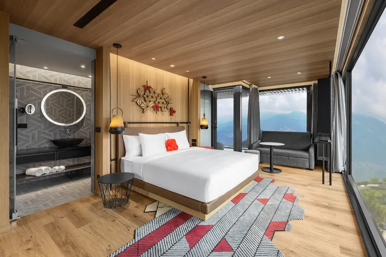 豪華房皆為紅色系客房視覺，並配備有沙發床，可作為加床使用。阿里山英迪格提供