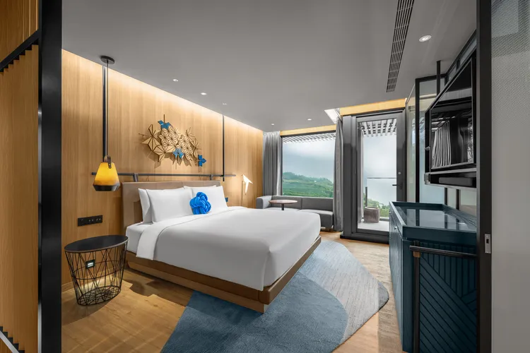 精品房客房設計以鄒族文化為靈感，打造出紅色與藍色兩種風格色系。阿里山英迪格提供