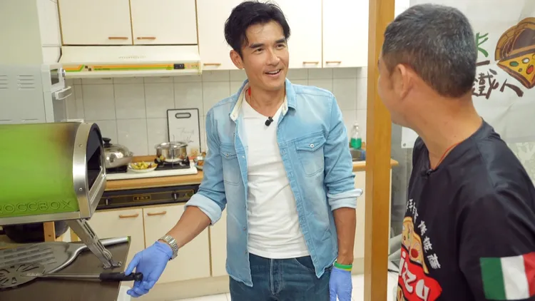 楊一展（左）忍不住挑戰做披薩。公視提供