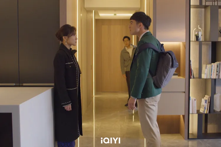 陳昊森（右）為愛許瑋甯，和戲中媽媽尹馨（左）爭執不斷。愛奇藝國際站提供