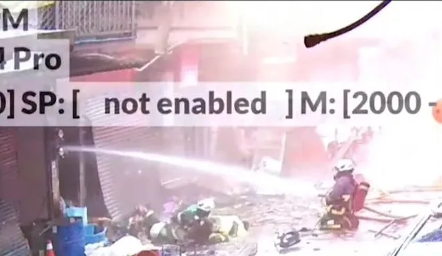 兩名警消首當其衝倒地。翻攝畫面