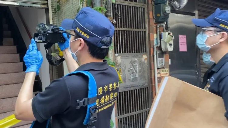 鑑識人員在事發後，到現場採集證據。資料照片