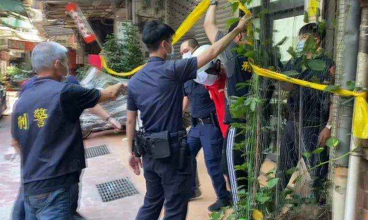 警方在現場逮捕行兇殺人的王男。資料照片