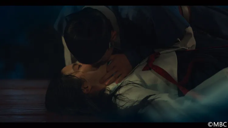 金宇錫為救朴柱炫，嘴對嘴人工呼吸。翻攝Hami Video