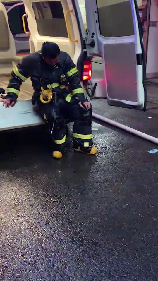 氣爆發生時警消首當其衝臉部被碎玻璃噴濺受傷。民眾提供