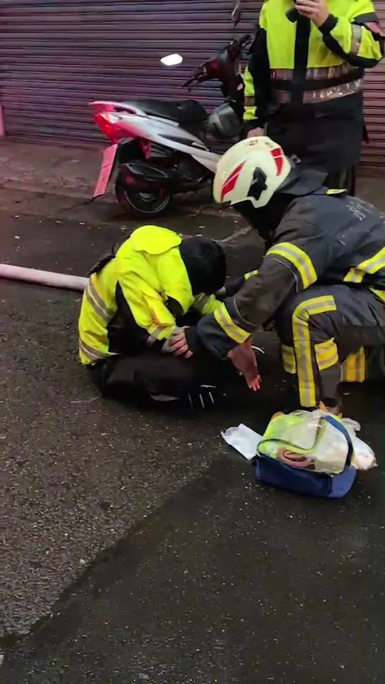 警消遭碎玻璃噴濺受傷。民眾提供