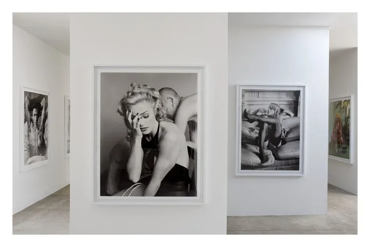 SAINT LAURENT創意總監Anthony Vaccarello於邁阿密巴塞爾藝術展期間，與瑪丹娜攜手舉辦了1場以《性》寫真集為主題的展覽。翻攝ysl IG