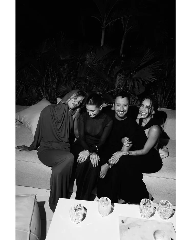 波蘭超模Anja Rubik（左起）、「小賈嫂」海莉畢柏、SAINT LAURENT創意總監Anthony Vaccarello和「貓女」柔伊克萊維茲，在派對中同樂。翻攝ysl IG