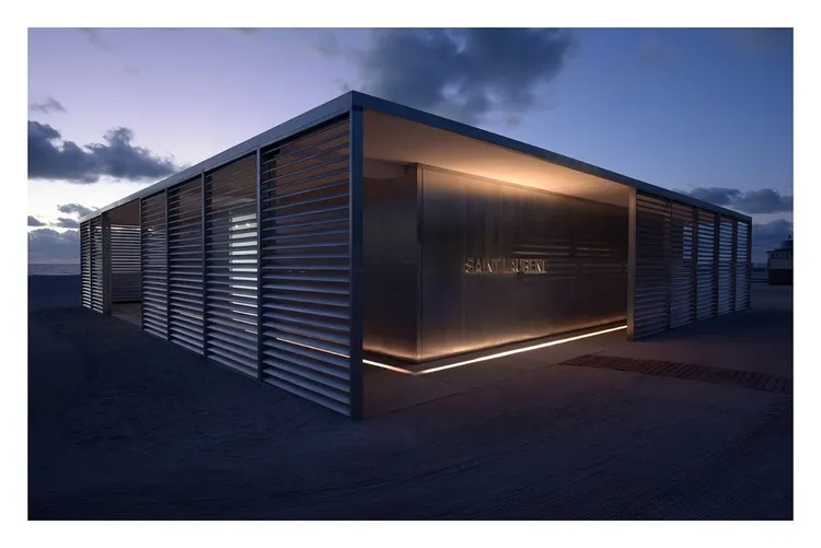 SAINT LAURENT在邁阿密巴塞爾藝術展期間，在沙灘上搭出1座獨特的展覽空間。翻攝ysl IG