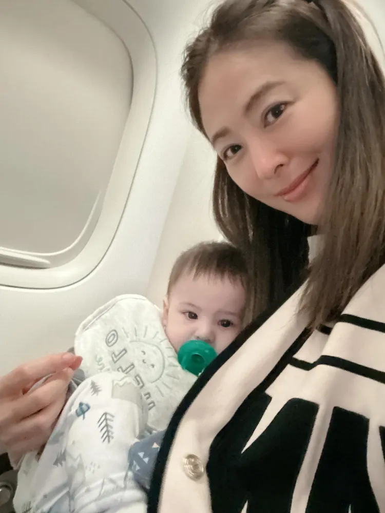賈永婕搭機座位旁是年僅四個月的嫩嬰，她變身保母幫忙照顧，被網友狂讚。翻攝自賈永婕臉書
