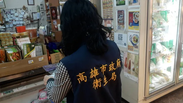 稽查人員到超市、賣場、餐飲業稽查。高市衛生局提供