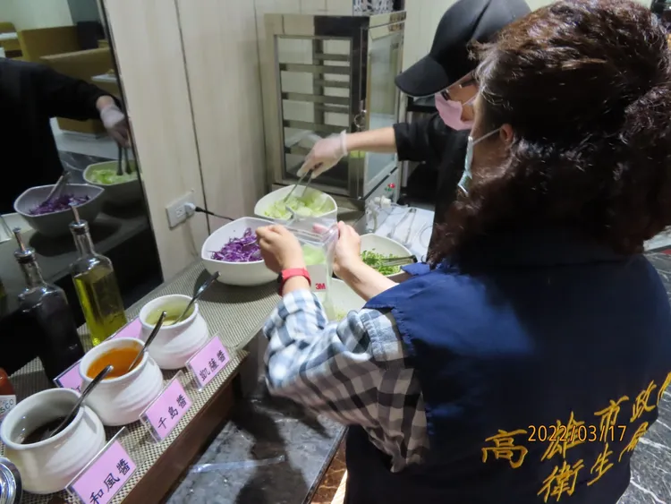 稽查人員到超市、賣場、餐飲業稽查。高市衛生局提供