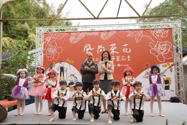 李世珍副市長與新竹市農會理事長陳勝賢(左)，和開場表演的菲曼伲幼兒園學童合影。市府提供