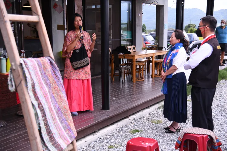 林介文導覽新書內容，縣長徐榛蔚聆聽專注。花蓮縣政府提供