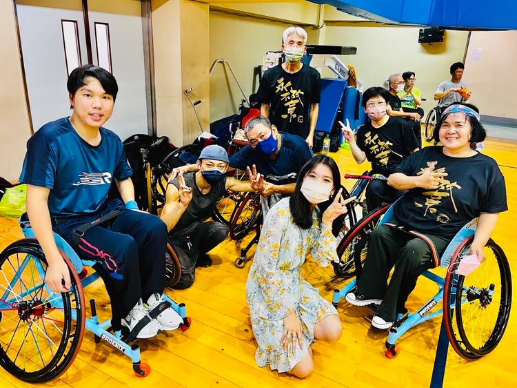 協會表示，目前運動輪椅不太足夠，希望企業各界協助捐助器材，讓身心障朋友們都能開心運動。新竹市身心無障愛羽球協會提供