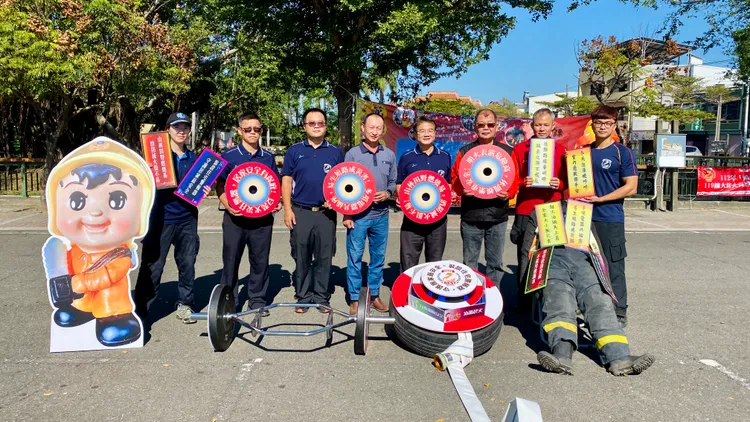 消友會與消防局第二大隊合辦防火防災園遊會與肌力競賽。王志弘攝