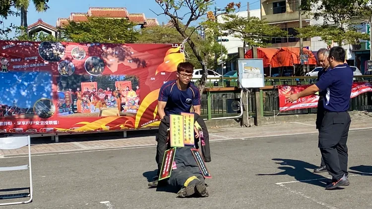 抱70公斤假人行走15公尺。王志弘攝