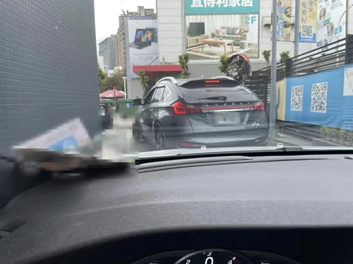 地方大媽「漂亮過彎」搶得來速　後方苦主怒：停車場入口不是插隊用的