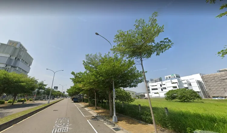 買賣房屋花招百出，去年在台中七期附近的單元二龍富路五段，有一塊空地懸掛起顯眼銷售看板。翻攝畫面