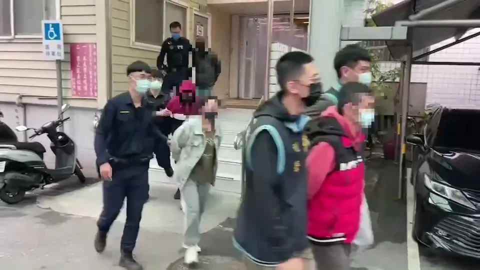 警方將張男等4人送辦。新莊警分局提供