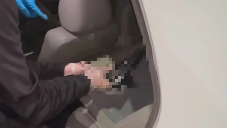 警方在張男車上查扣槍枝。新莊警分局提供