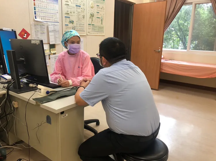 久坐少動的上班族容易罹患代謝症候群。門諾醫院提供