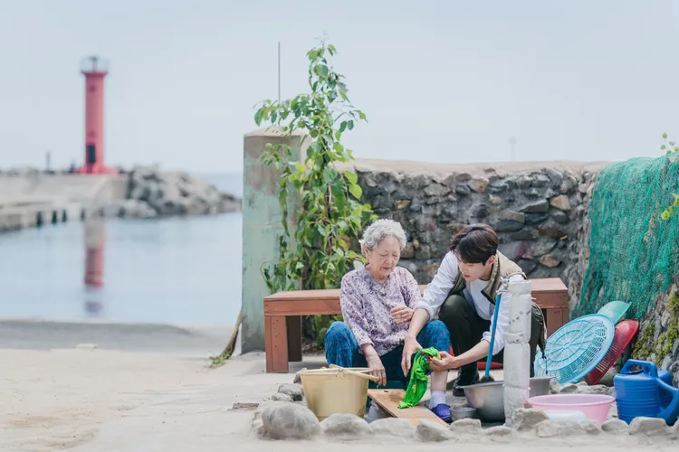金宣虎（右）與金英玉在《海岸村恰恰恰》中的祖孫情，感動眾人。Netflix提供